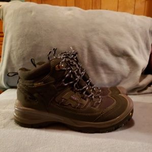 Women's Keen Logan mid size 9.5